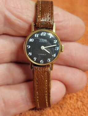 Ladies 1960s NISUS INCABLOC 17 JEWELS Swiss Watch